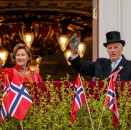 17. mai inntok Kongen og Dronningen sin vante plass på Slottsbalkongen for å overvære et arrangement på Slottsplassen og delta i landets nasjonalsang. Foto: Lise Åserud